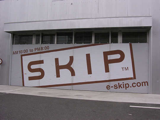 �������炩�V���b�^�[�����낵���܂܂́uSKIP�v